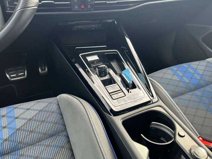 Volkswagen Golf VIII R 4Motion IQ DSG Harman